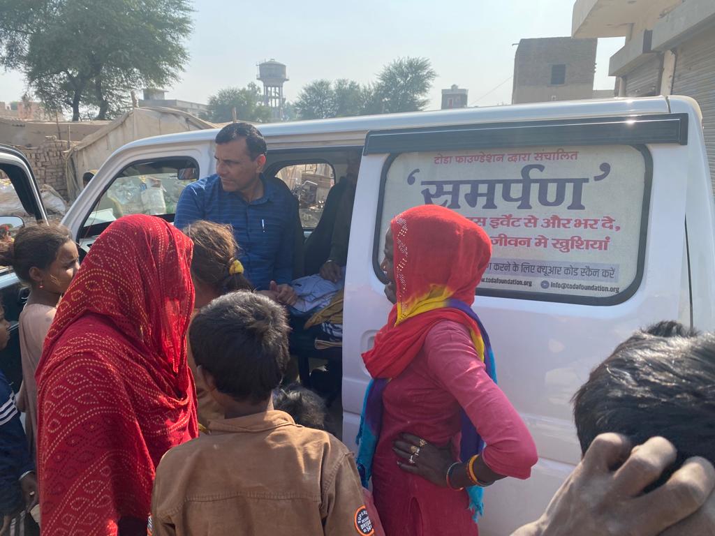 Distribution of clothing under the Daan Utsav program